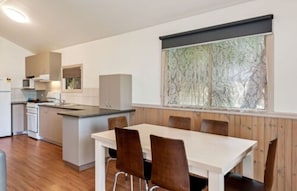 Superior-Ferienhütte, 2 Schlafzimmer, Poolseite | Essbereich im Zimmer