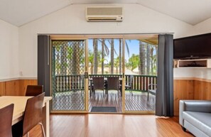 Cabane Supérieure, 2 chambres, en bord de piscine | Salle de séjour