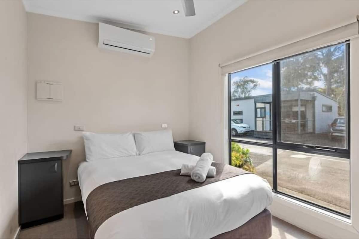 Premium bedding, iron/ironing board, free WiFi, bed sheets