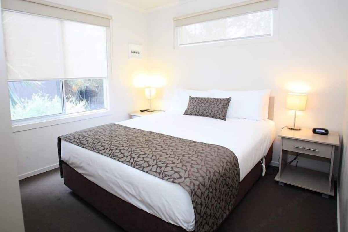 Premium bedding, iron/ironing board, free WiFi, bed sheets