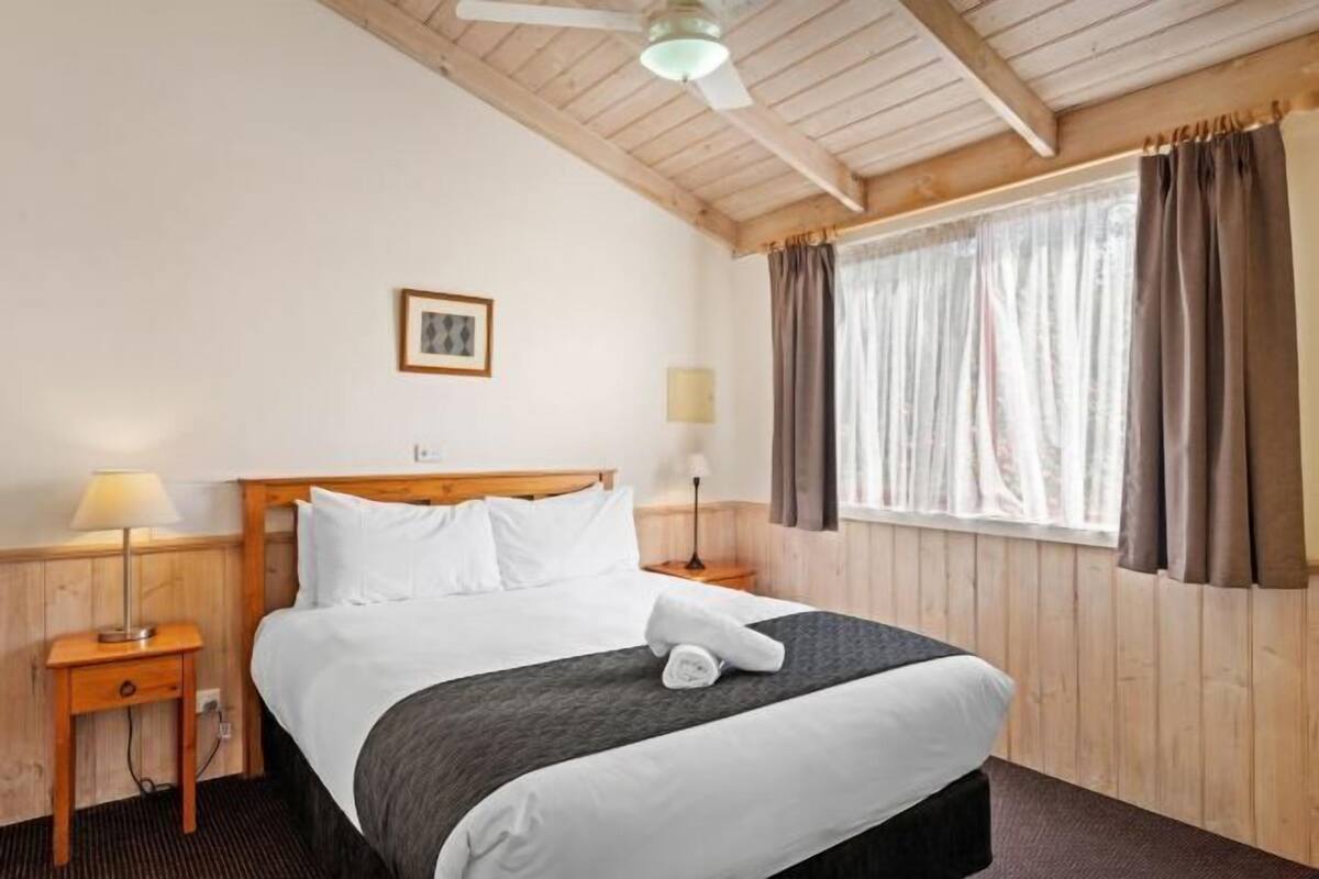 Ropa de cama de alta calidad y tabla de planchar con plancha