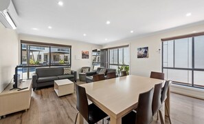 تناول الطعام داخل الغرفة