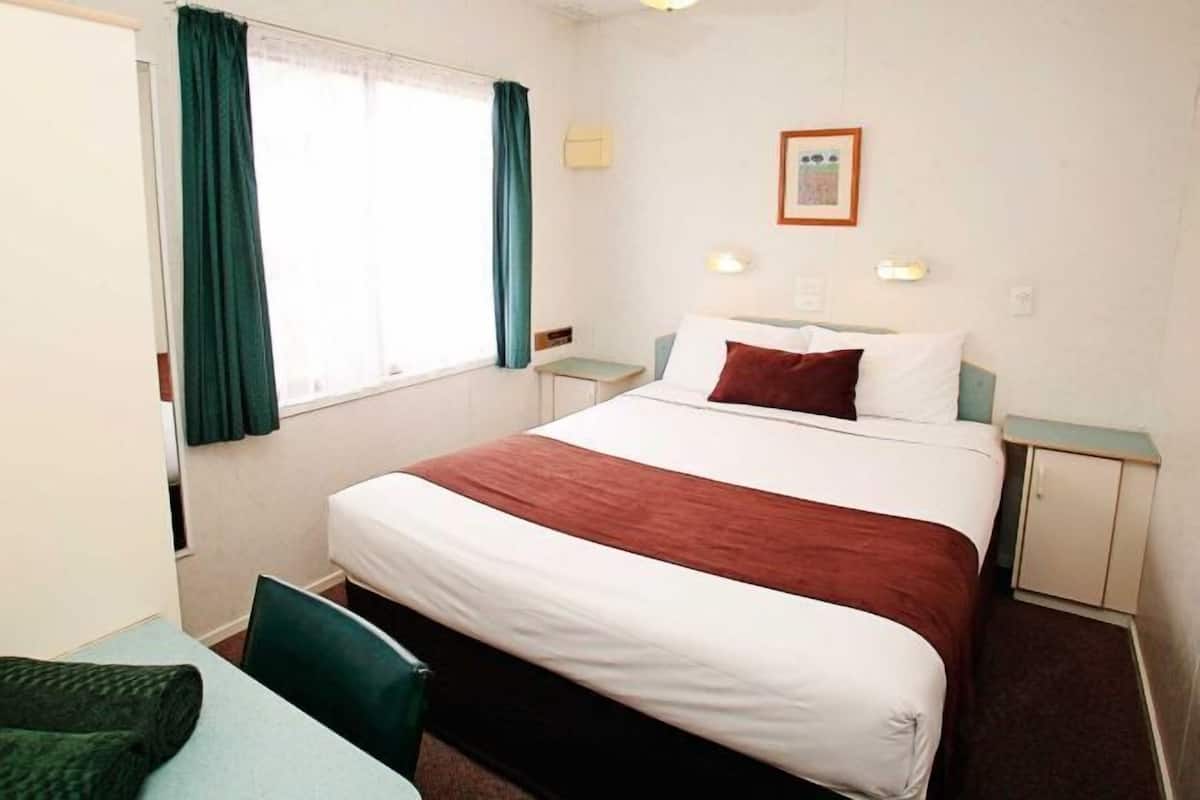 Premium bedding, iron/ironing board, free WiFi, bed sheets