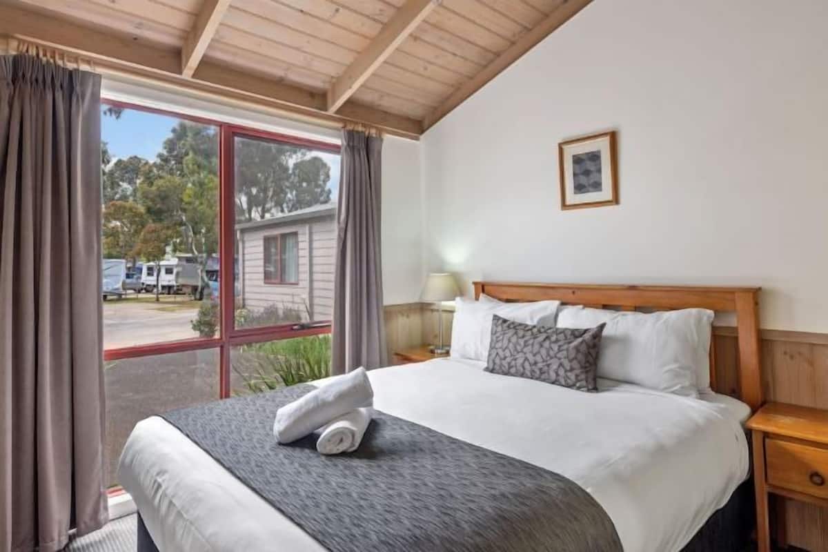 Premium bedding, iron/ironing board, free WiFi, bed sheets