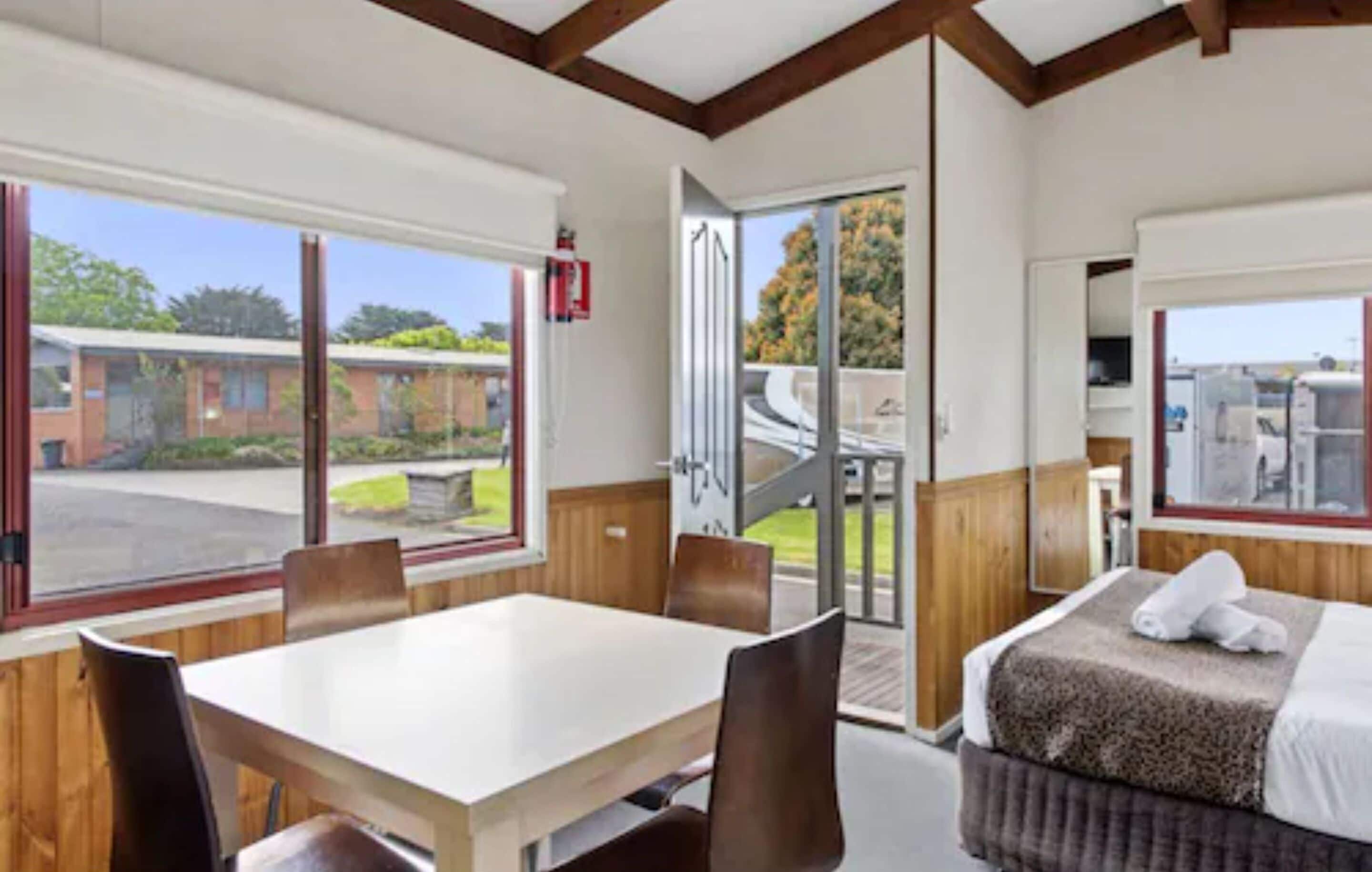 Budget 1 Bedroom Cabin - Sleeps 4 | In-room dining