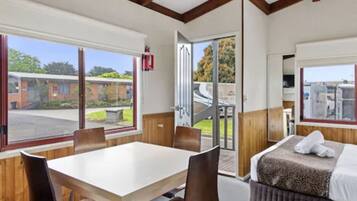 Budget 1 Bedroom Cabin - Sleeps 4 | In-room dining