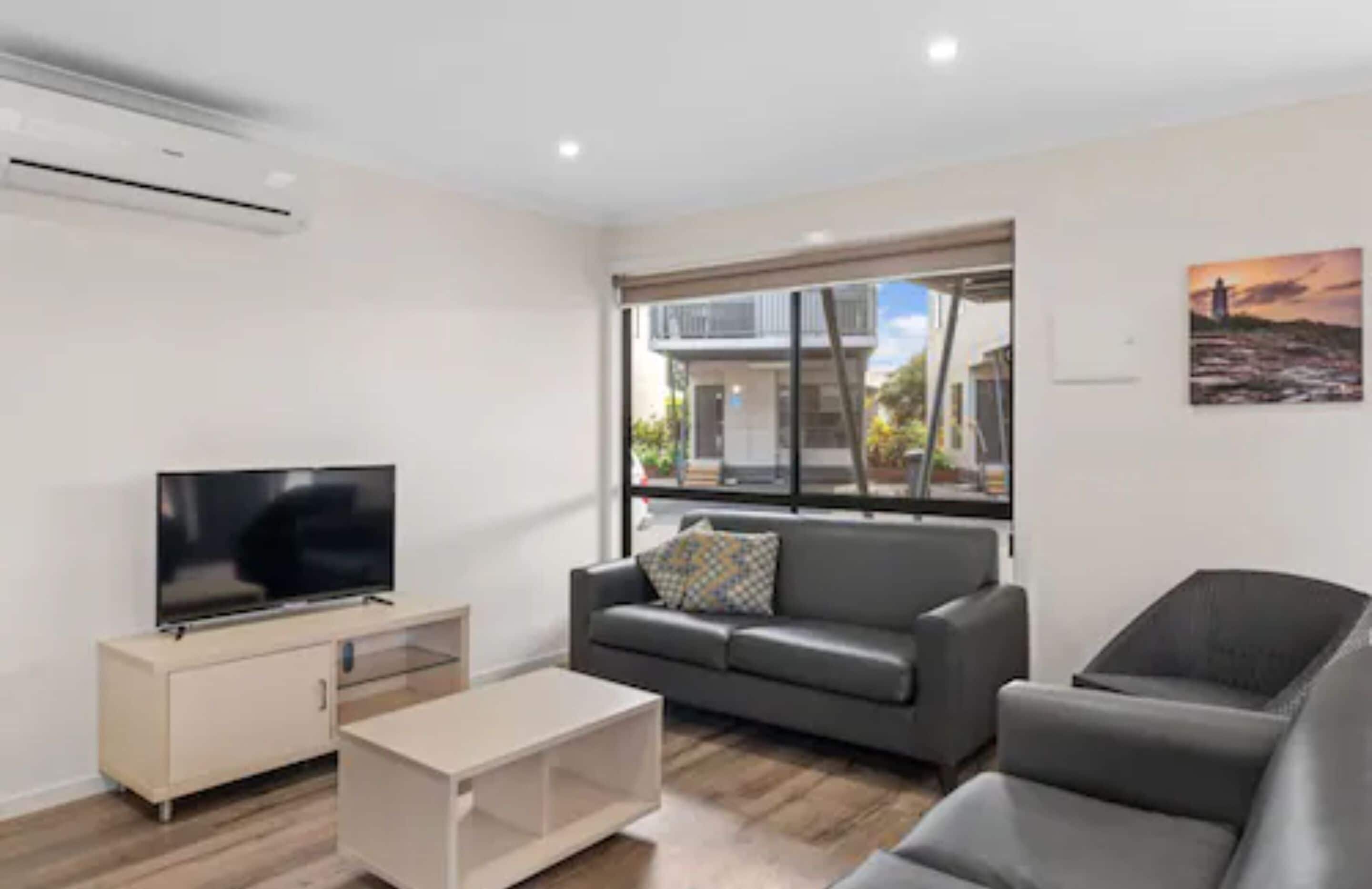 Apartamento Deluxe, 3 habitaciones (Sleeps 6) | Sala de estar | Una televisión LCD