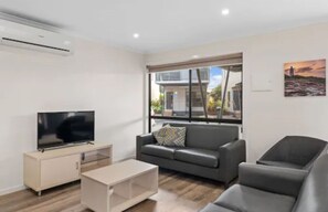 Deluxe-huoneisto, 3 makuuhuonetta (Sleeps 6) | Olohuone | LCD-televisio