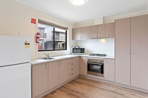 Deluxe-Ferienhütte, 3 Schlafzimmer (Access) | Eigene Küche | Kühlschrank, Mikrowelle, Herdplatte, Wasserkocher