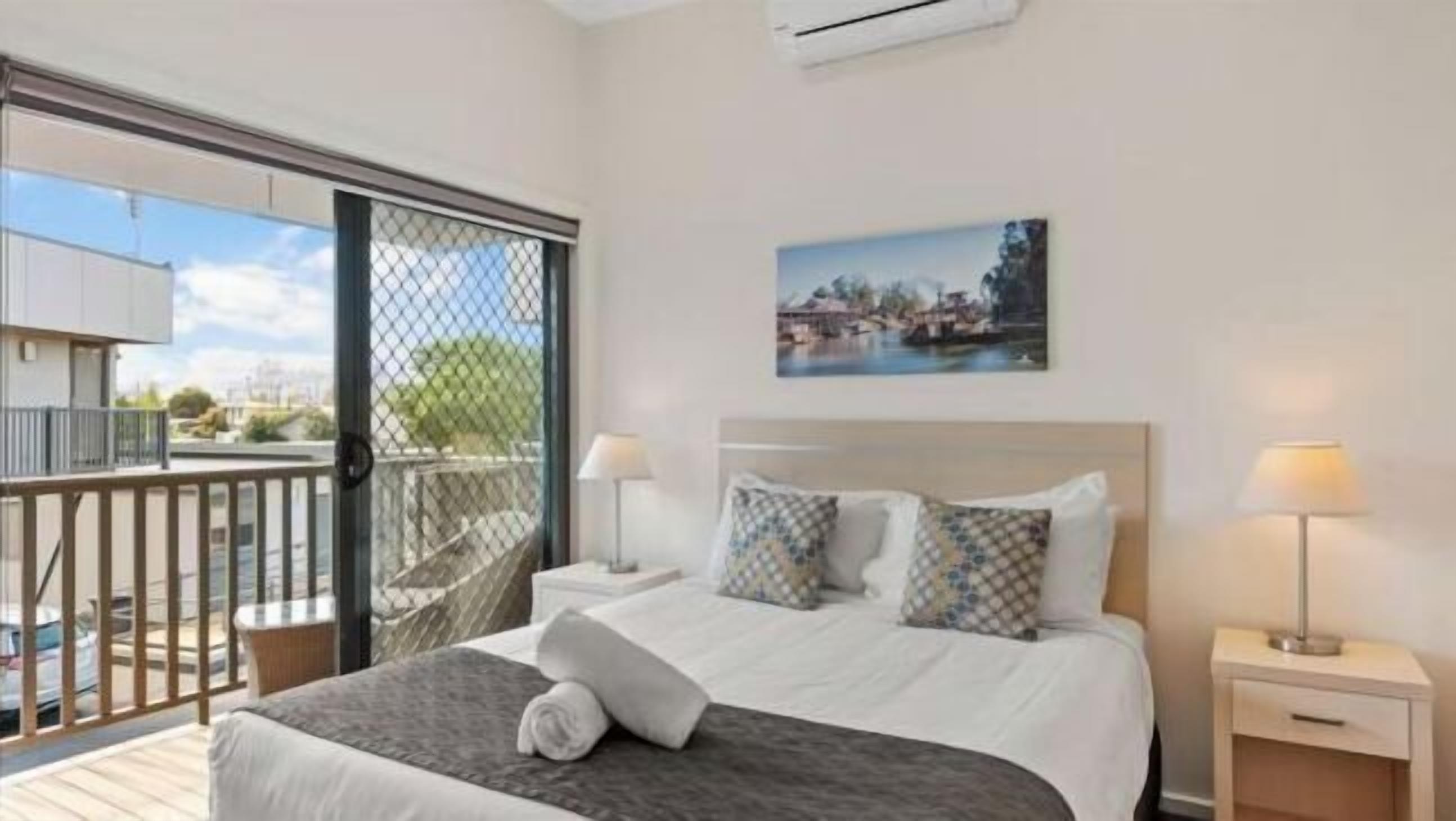 高档床上用品、熨斗/熨板、免费 WiFi、床单