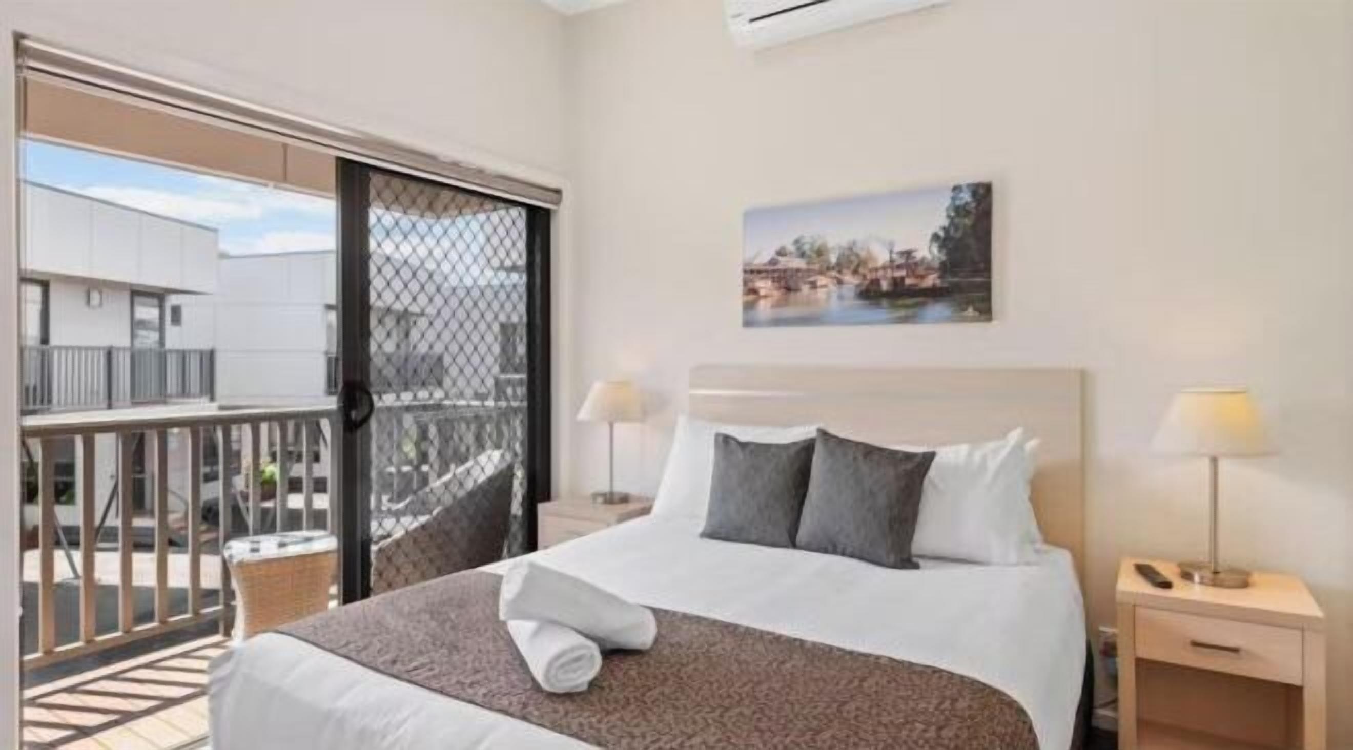 高档床上用品、熨斗/熨板、免费 WiFi、床单