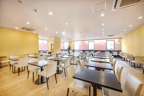 朝食 (ビュッフェ)、毎日提供 (1 名様 1650 JPY)