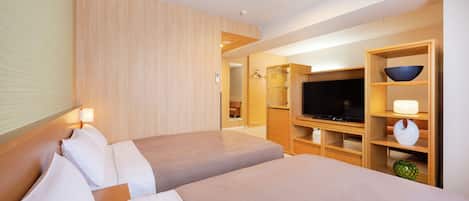 Habitación de hotel con dos camas, un televisor, un armario de madera y un baño visible a través de una puerta abierta.