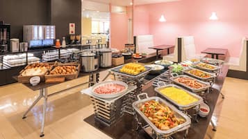 Bữa sáng buffet hàng ngày (1650 JPY/mỗi người)