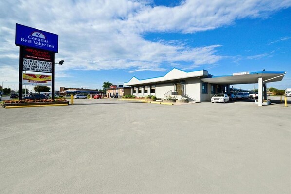A Best Value Inn with a signboard advertising various amenities like internet, cable, and senior discounts. - Travelers Inn (Belleville)