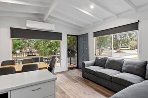 Chalet rustique Supérieur, 3 chambres | Aire de séjour | Téléviseur, lecteur de DVD