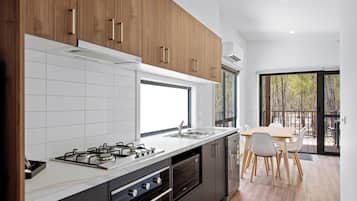 Vila Deluks, 2 kamar tidur (Sleeps 6) | Dapur pribadi | Lemari es, microwave, kompor, dan peralatan masak/sendok-piring
