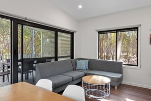 Chalet rustique Deluxe, 2 chambres (Sleep 6) | Aire de séjour | Téléviseur, lecteur de DVD