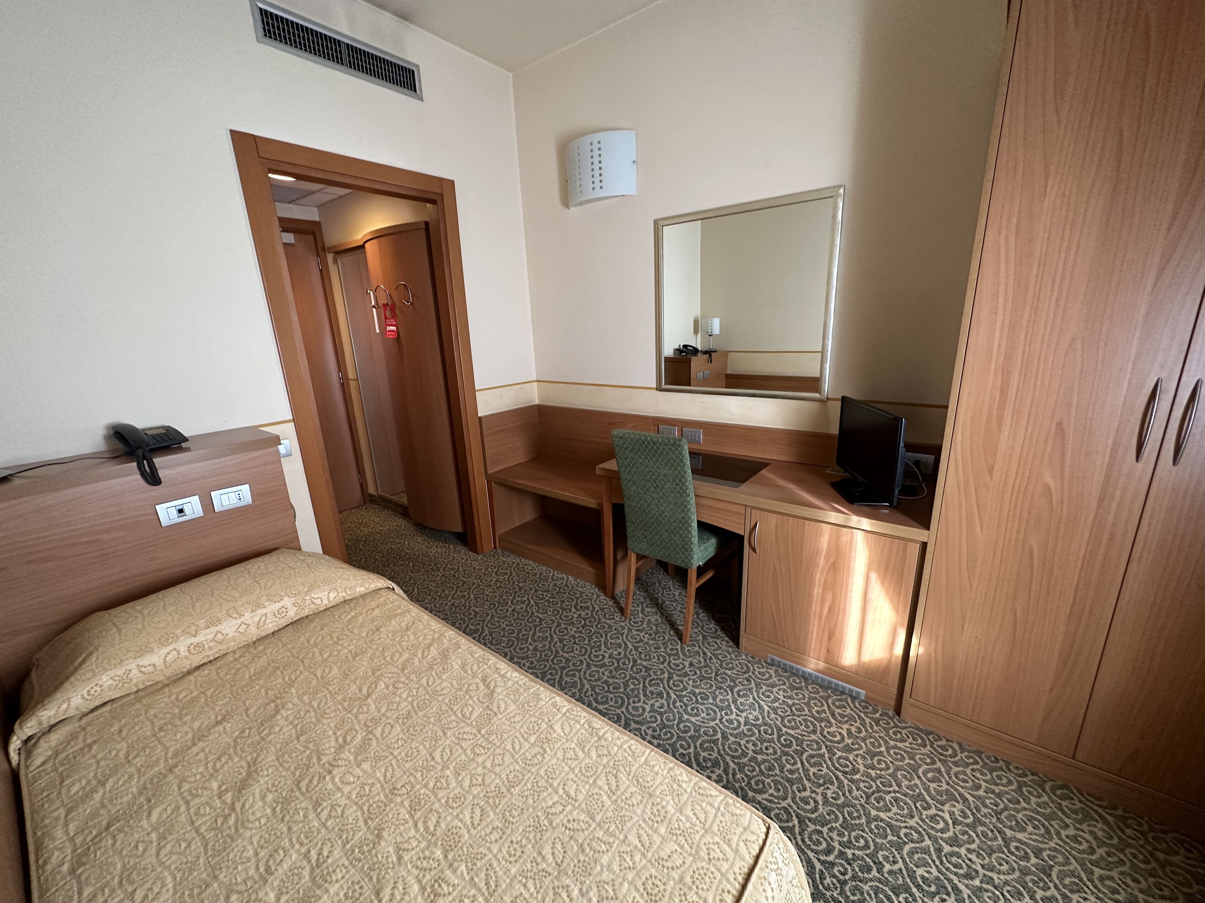 single room | hypo-allergenic bedding, minibar, in-room safe, desk