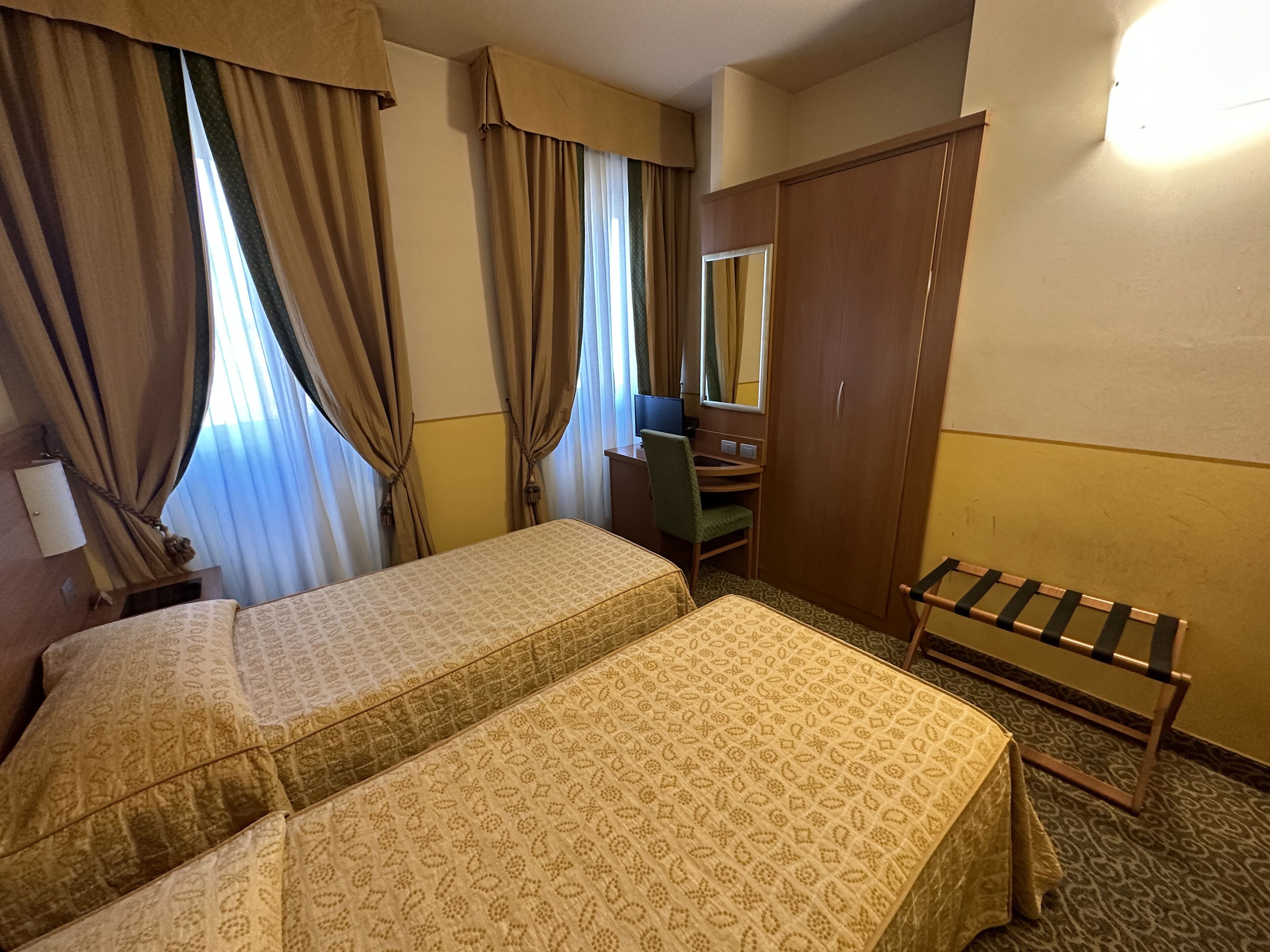 hypo-allergenic bedding, minibar, in-room safe, desk