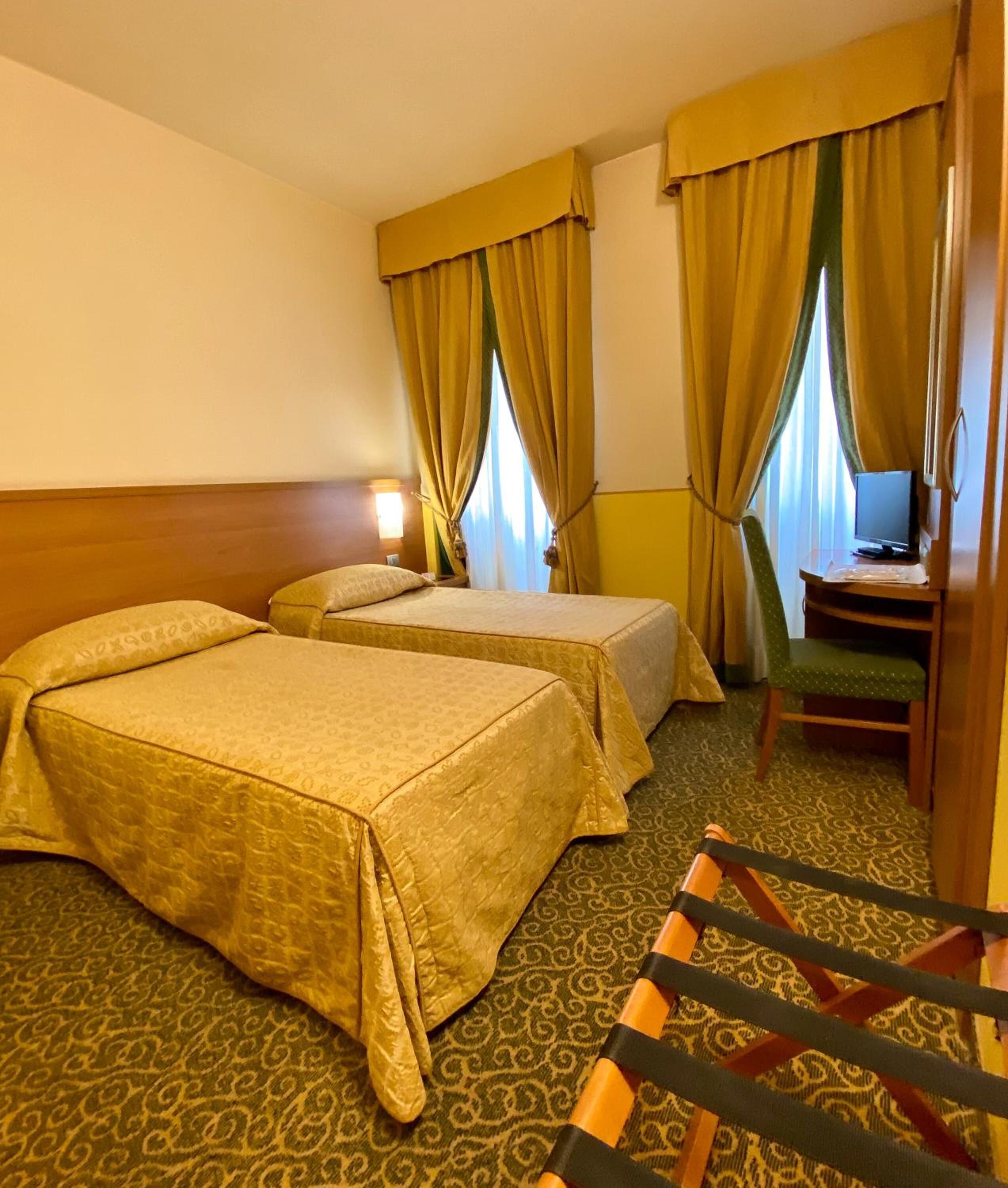 twin room, non smoking | hypo-allergenic bedding, minibar, in-room safe, desk