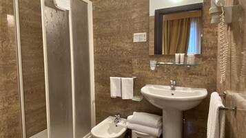 Articles de toilette gratuits, sĂšche-cheveux, bidet, serviettes fournies
