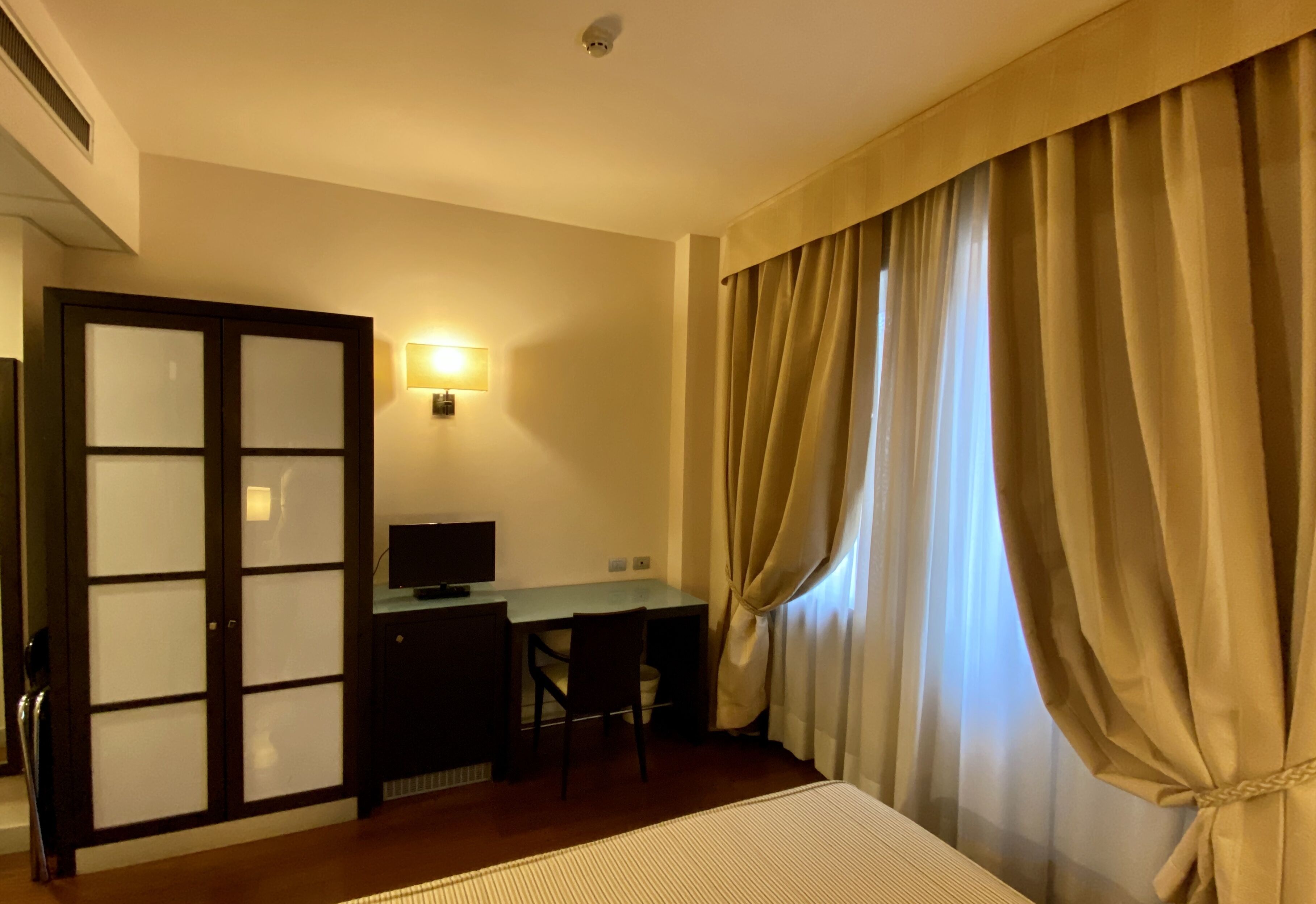 hypo-allergenic bedding, minibar, in-room safe, desk