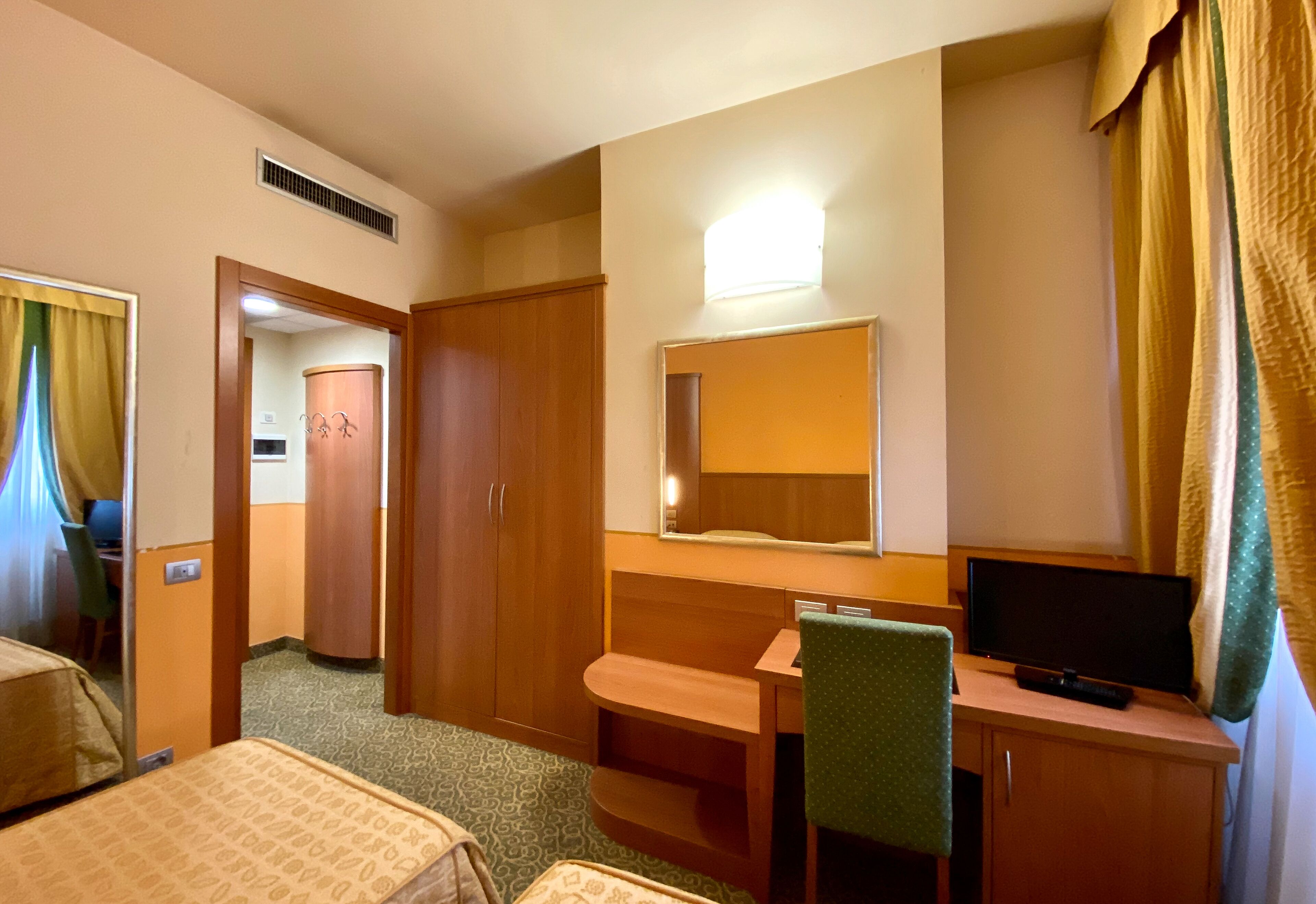 twin room, non smoking | hypo-allergenic bedding, minibar, in-room safe, desk