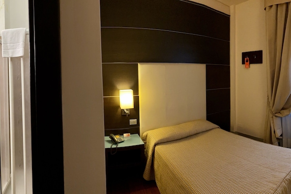 Habitación económica, 1 cama individual grande | Ropa de cama hipoalergénica, minibar, caja fuerte y escritorio