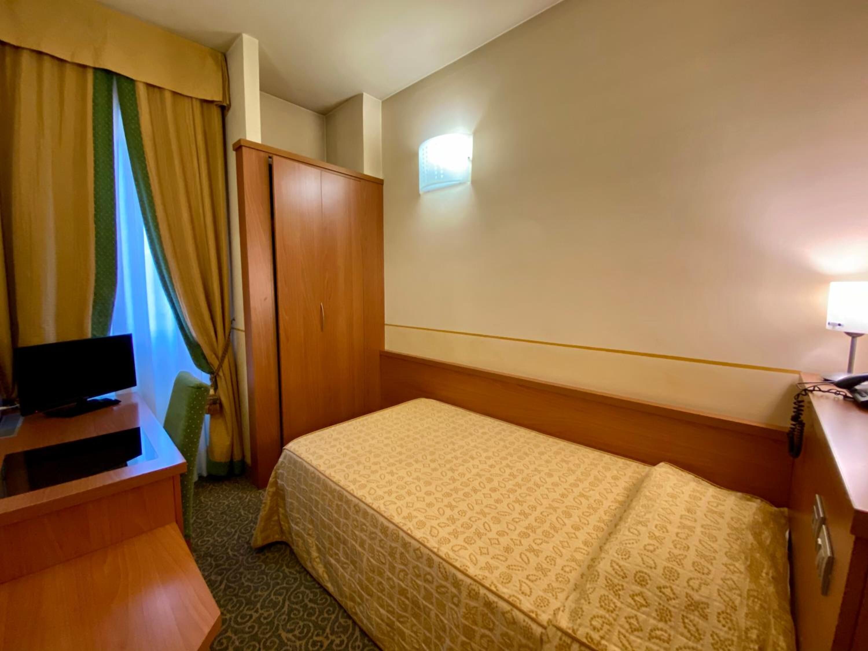 single room | hypo-allergenic bedding, minibar, in-room safe, desk