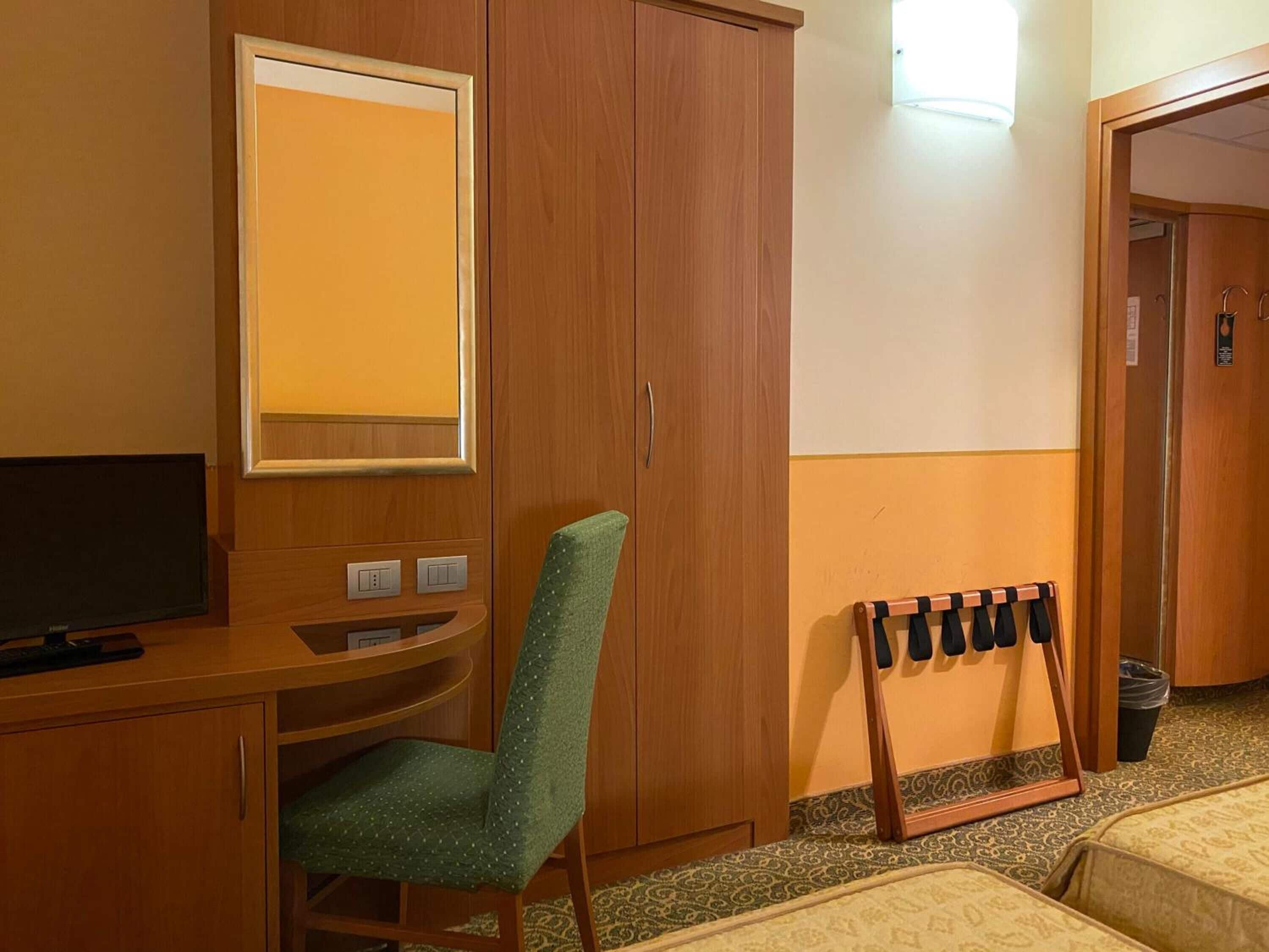 twin room, non smoking | hypo-allergenic bedding, minibar, in-room safe, desk