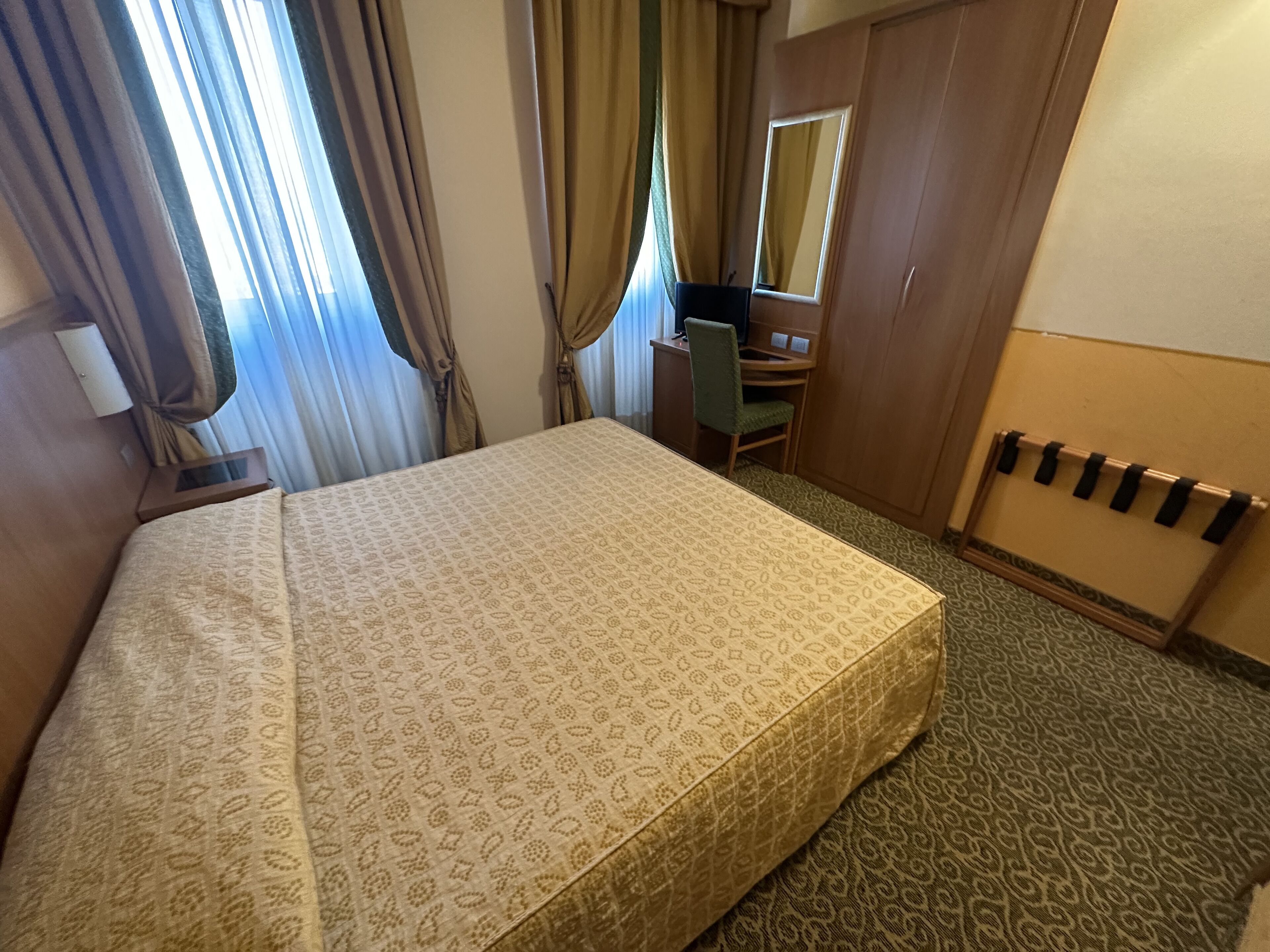 hypo-allergenic bedding, minibar, in-room safe, desk