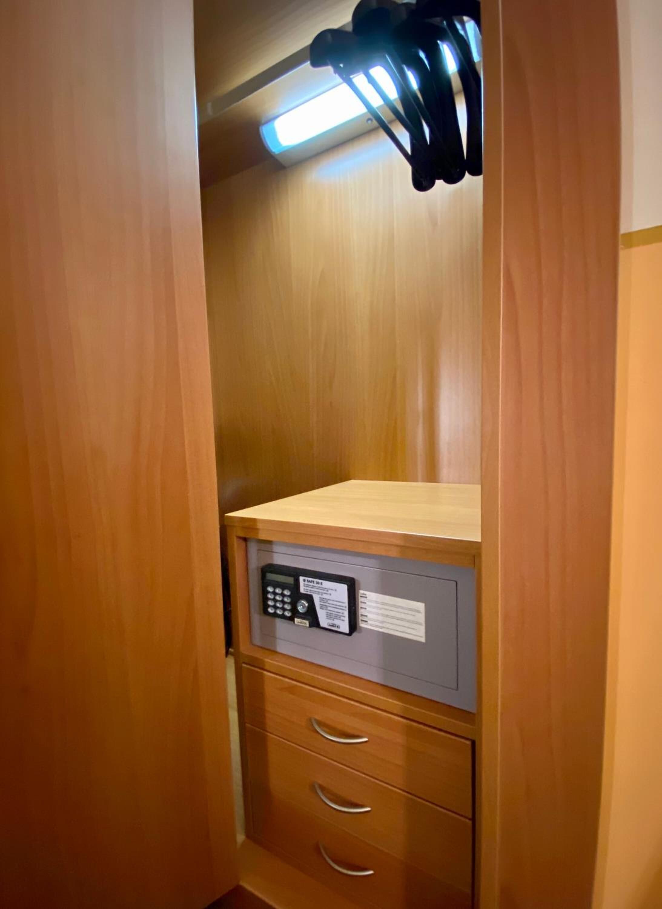 economy room, 1 large single bed | hypo-allergenic bedding, minibar, in-room safe, desk