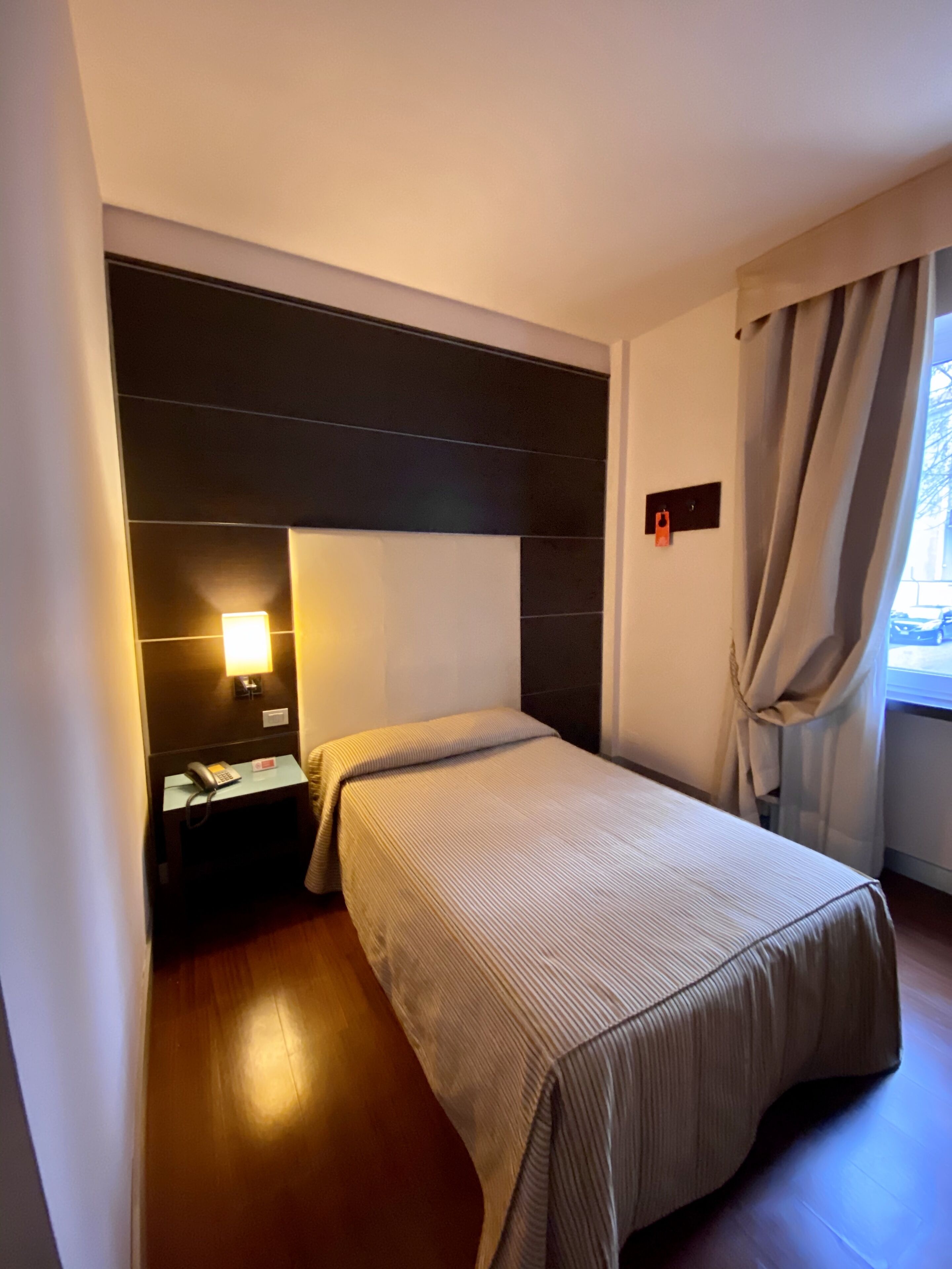 economy room, 1 large single bed | hypo-allergenic bedding, minibar, in-room safe, desk