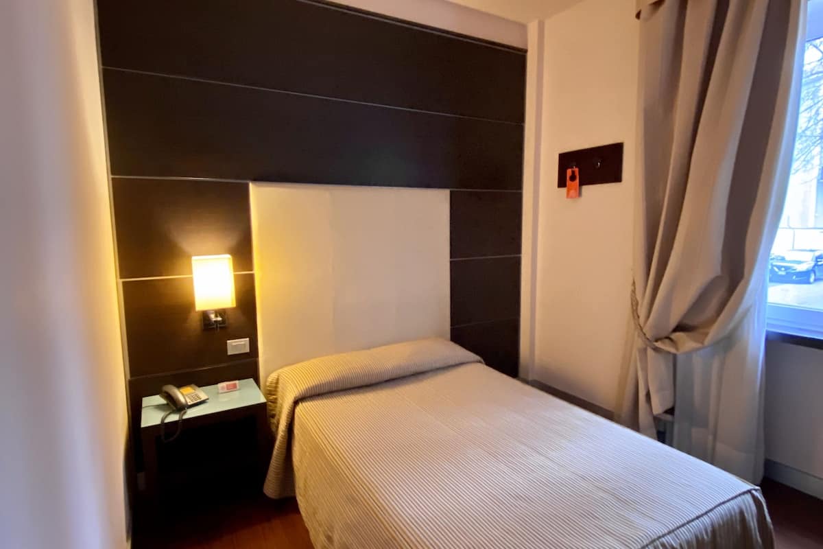 economy room, 1 large single bed | hypo-allergenic bedding, minibar, in-room safe, desk