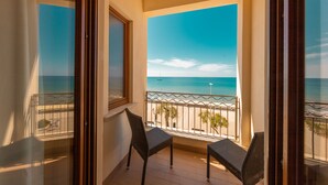 A balcony with two wicker chairs, a view of the sea, and a railing. - Hotel Riva del Sole (Cefalù)