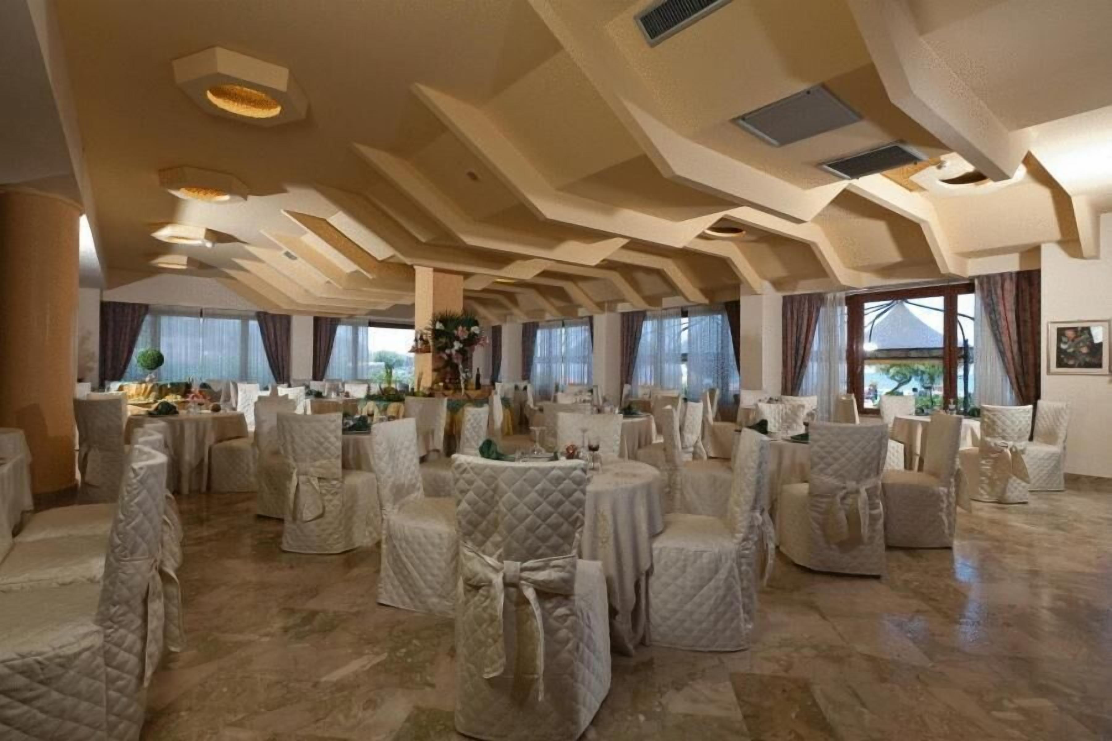 Frühstück, Mittagessen, mediterrane Küche, Speisen im Freien 