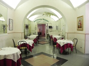 Lunch and dinner served, local cuisine - Villa Robinia (Genzano di Roma)
