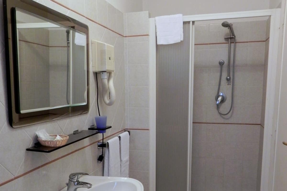 Regadera tipo lluvia, secadora de cabello, bidet, toallas