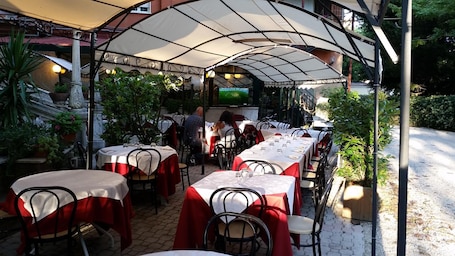 Lunch and dinner served . Villa Robinia