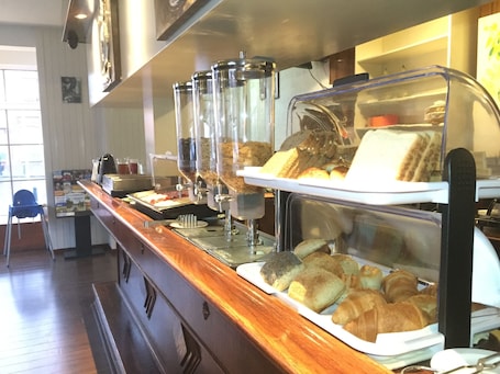 Desayuno buffet diario (EUR 10 por persona)