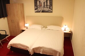 Eenvoudige tweepersoonskamer, privébadkamer (no window in Basement) | Individueel gedecoreerd, individueel gemeubileerd, een bureau