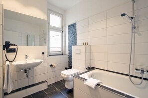 Deluxe Quadruple Room | Bathroom | Shower, free toiletries, hair dryer, towels