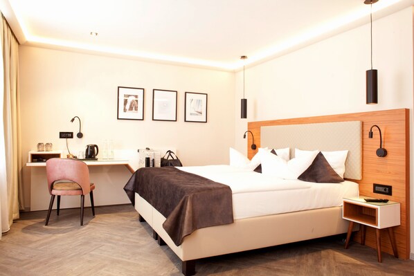 Habitación cuádruple Deluxe | Ropa de cama hipoalergénica y escritorio