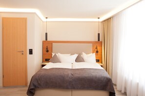 Deluxe Quadruple Room | Hypo-allergenic bedding, desk, laptop workspace, free WiFi - Schweriner Hof (Stralsund)