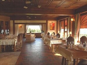 供應午餐和晚餐,法國料理