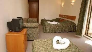 Triple Room | Pillowtop beds, free cribs/infant beds, bed sheets