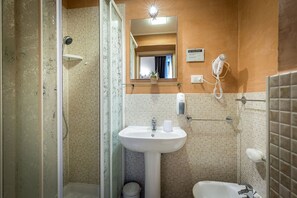 Shower, rainfall showerhead, free toiletries, hair dryer - Sognando Firenze (Florence)