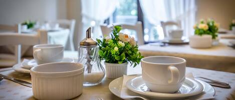 Tägliches inbegriffenes kontinentales Frühstück