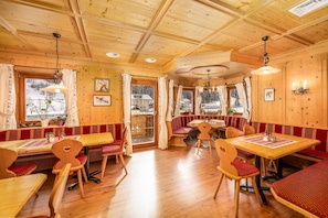 Petit déjeuner complet (10.50 EUR par personne)